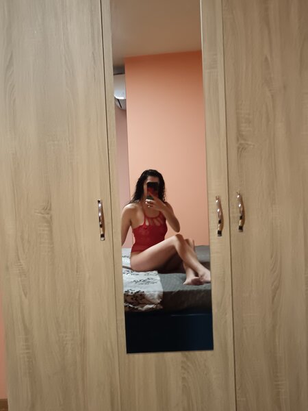 Andreea Alessia am 25 de ani 1,50m inaltime 45 de kg sunt slim