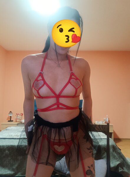 Andreea Alessia am 25 de ani 1,50m inaltime 45 de kg sunt slim