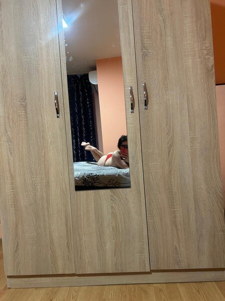 Andreea Alessia am 25 de ani 1,50m inaltime 45 de kg sunt slim